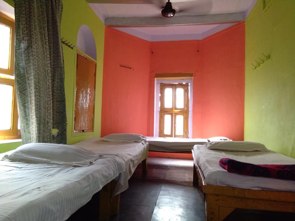 Yogi Lodge Varanasi Dış mekan fotoğraf